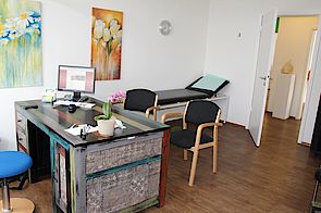 Praxisraum mit Schreibtisch