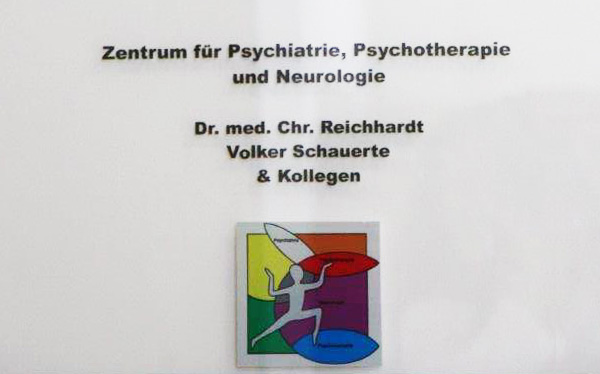 Praxisschild mit Name und Logo
